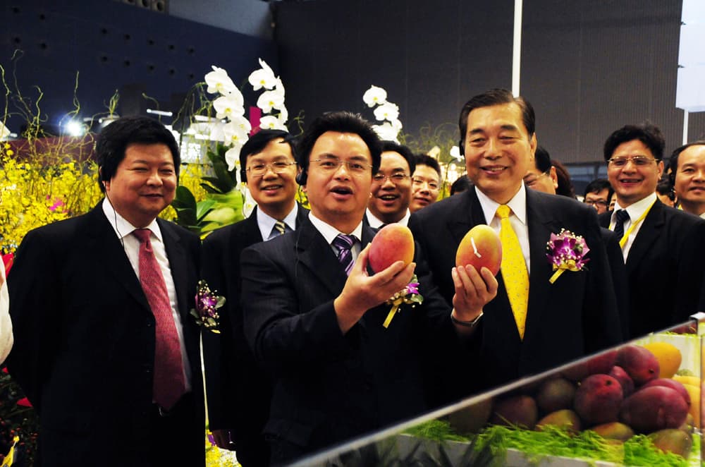 中國地方政府配合政策相當捧場，時任廣州市長萬慶良對台灣芒果讚不絕口。（外貿協會提供）