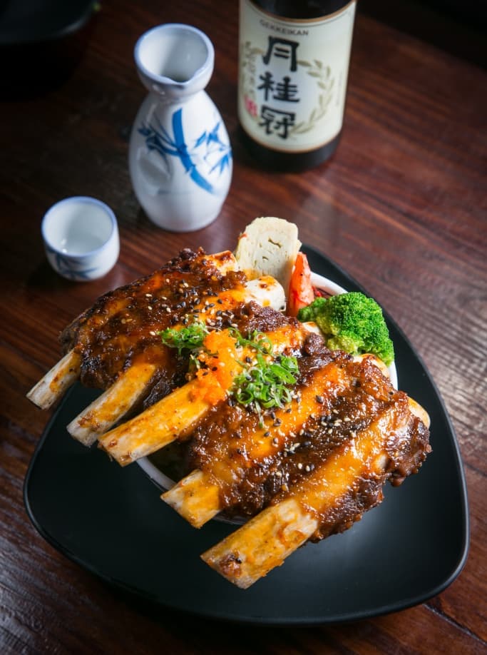 沈子豪的丼飯走平價風，主菜必定擺到超出碗外。（鬼爪丼190元／份）
