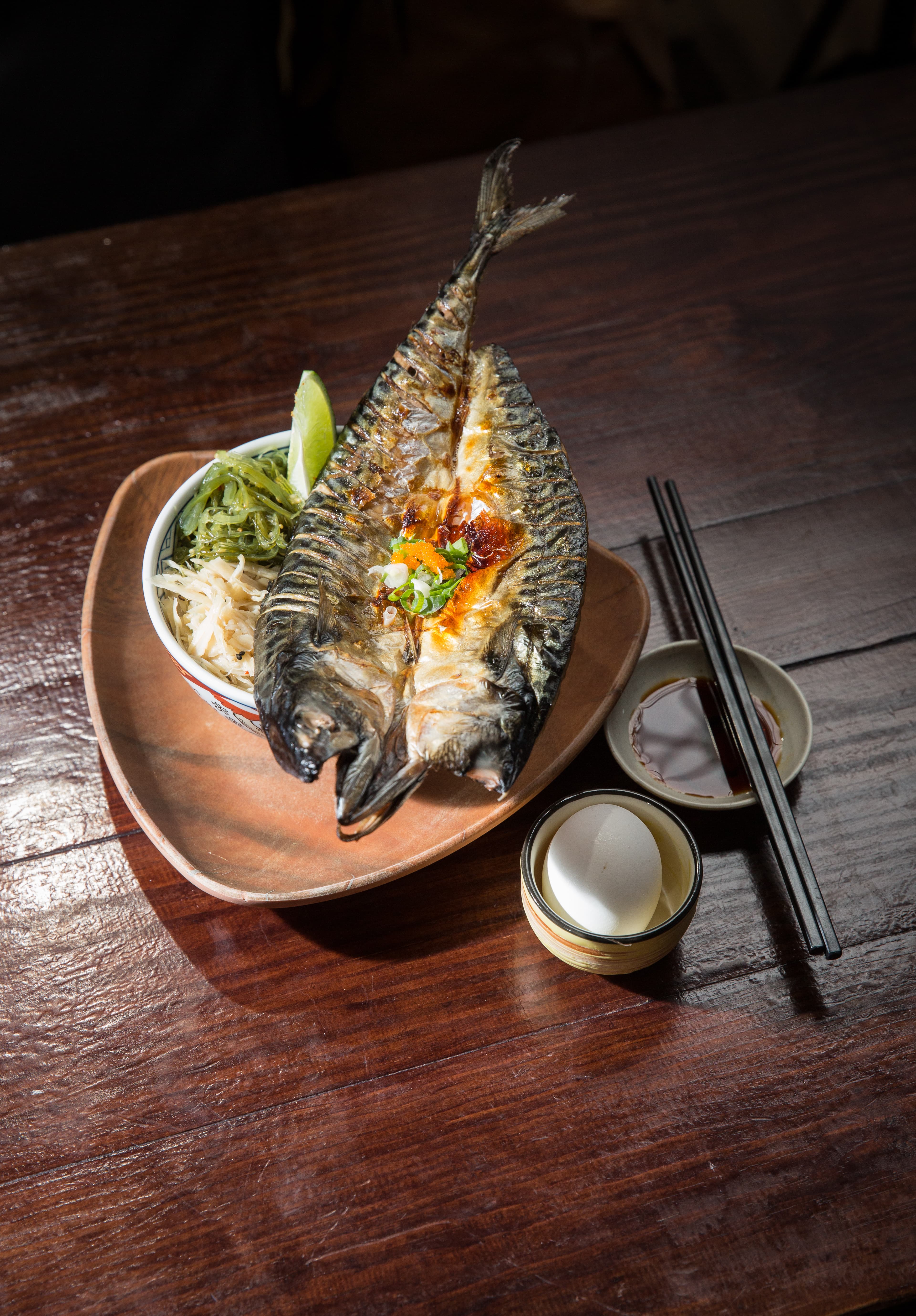 2016年沈子豪在台北南京東路開丼飯店，主打料多澎湃的親民價格，整尾的鯖魚丼大隻到碗都裝不下。（自慢鯖魚丼190元/份）