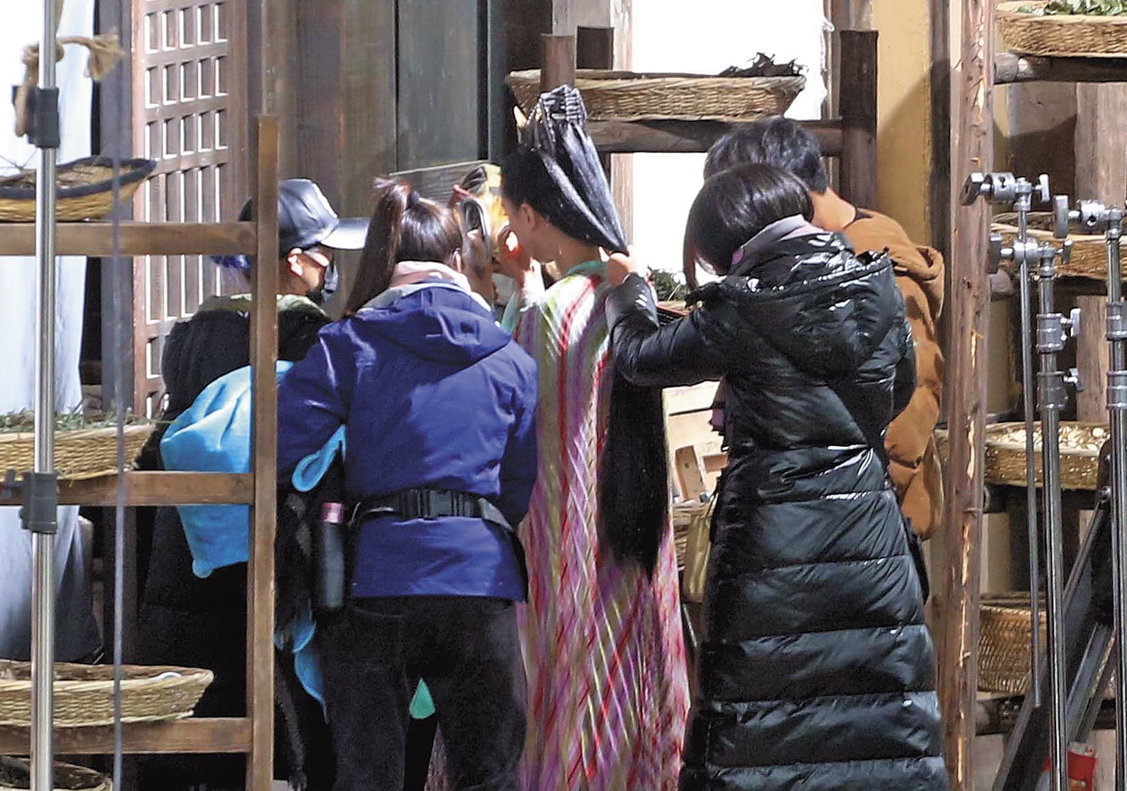 劉詩詩正在中國寧波拍攝新劇 《醉玲瓏》，飾演一名女巫，只不過她的戲服似乎穿起來很費力，需要很多工作人員在旁邊幫忙。（讀者提供）