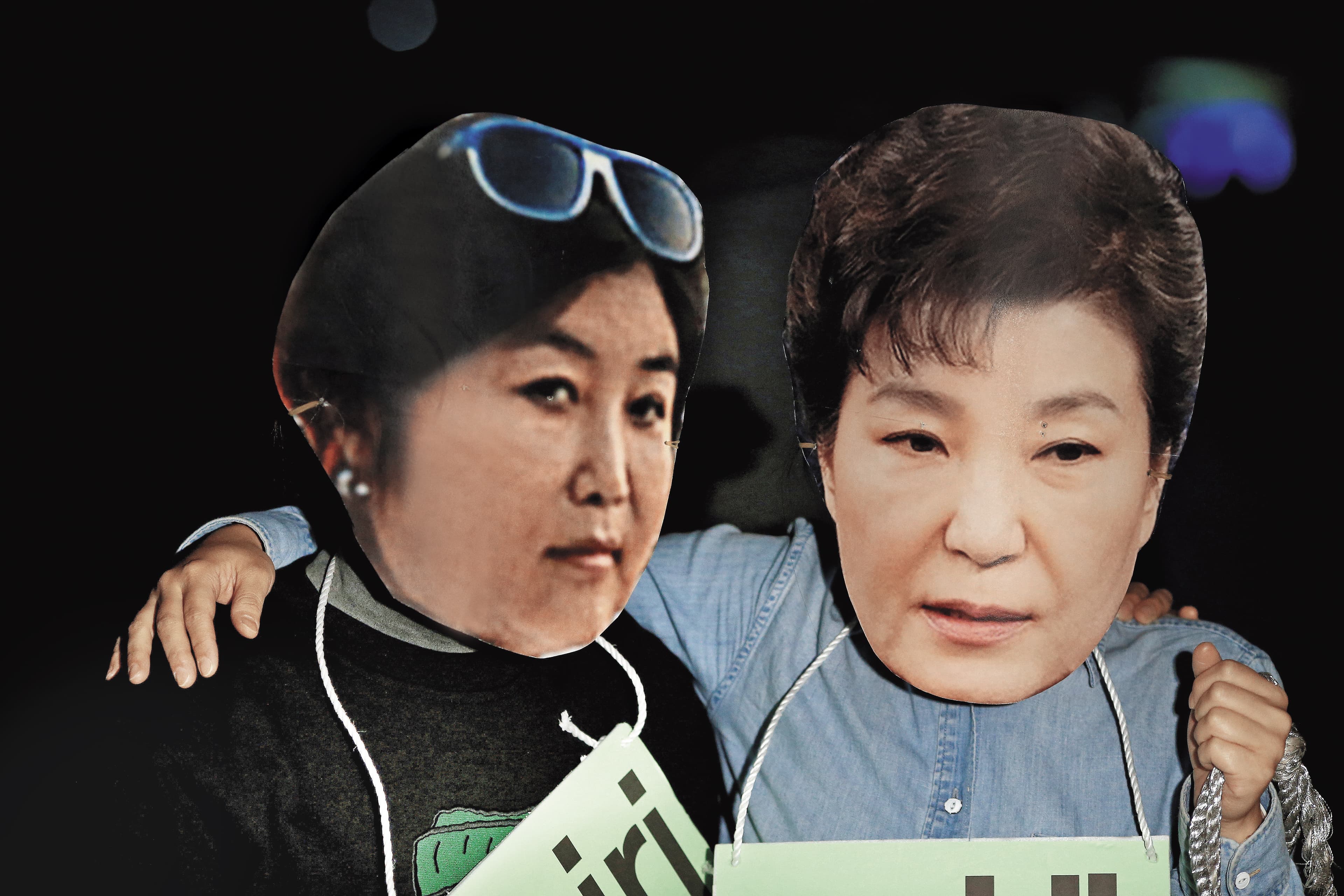 無公職身分的朴槿惠「親信」崔順實，干涉國政的醜聞令南韓政壇震動。抗議民眾戴上崔順實（左）、朴槿惠（右）頭像嘲諷。（達志影像）