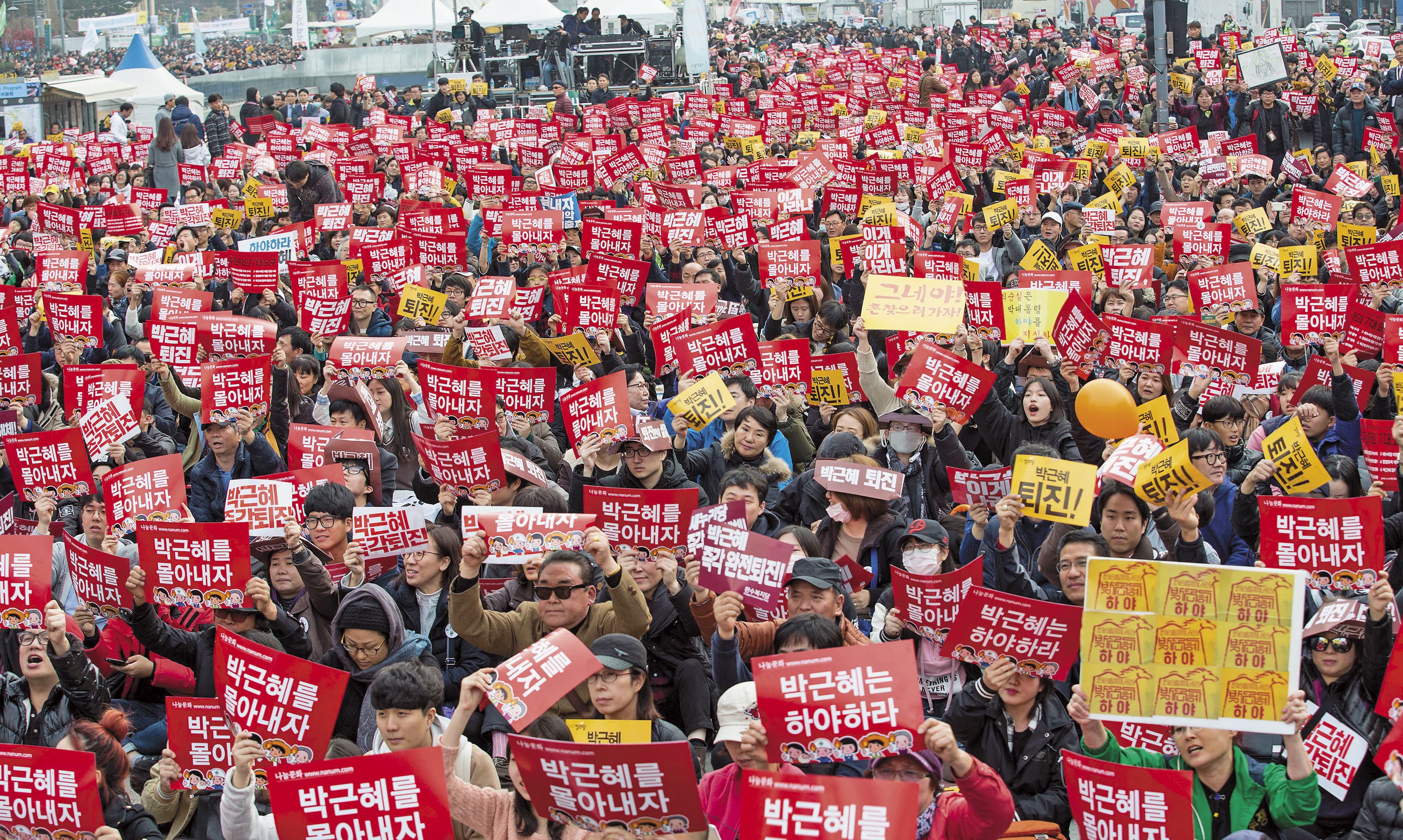 2016年11月20日，超過百萬南韓民眾走上首爾街頭怒吼，要求朴槿惠下台。（東方IC）