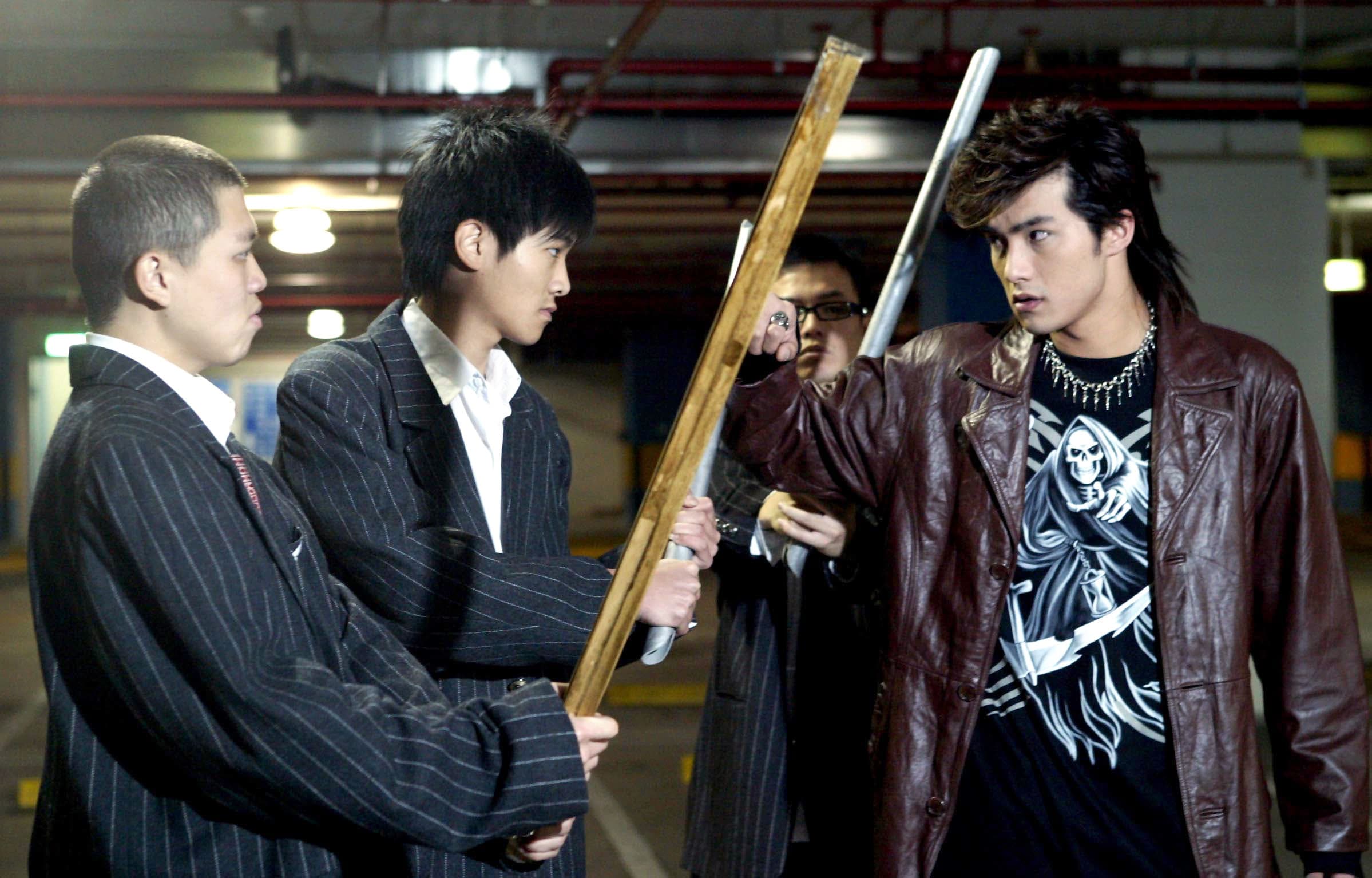 賀軍翔(右一)演出《惡魔在身邊》的髮型很有特色，年輕人爭相模仿。