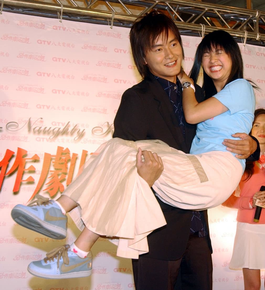  2005年，由鄭元暢(左)、林依晨主演的《惡作劇之吻》風靡韓國與大陸。