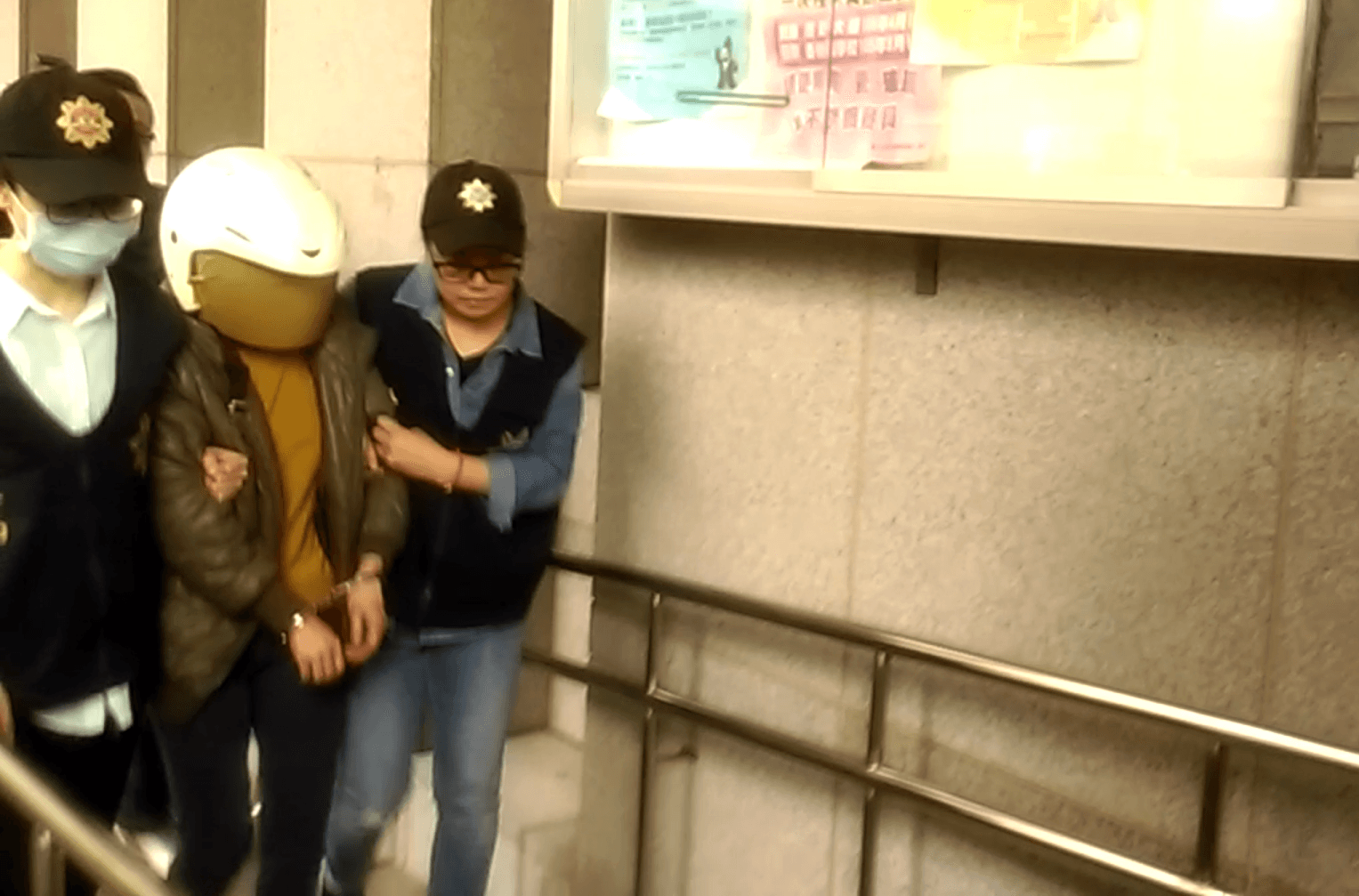 張姓媳婦疑似因為精神狀況不佳，誤殺婆婆後立刻放聲痛哭，但遭警方收押後，卻又完全不發一語。