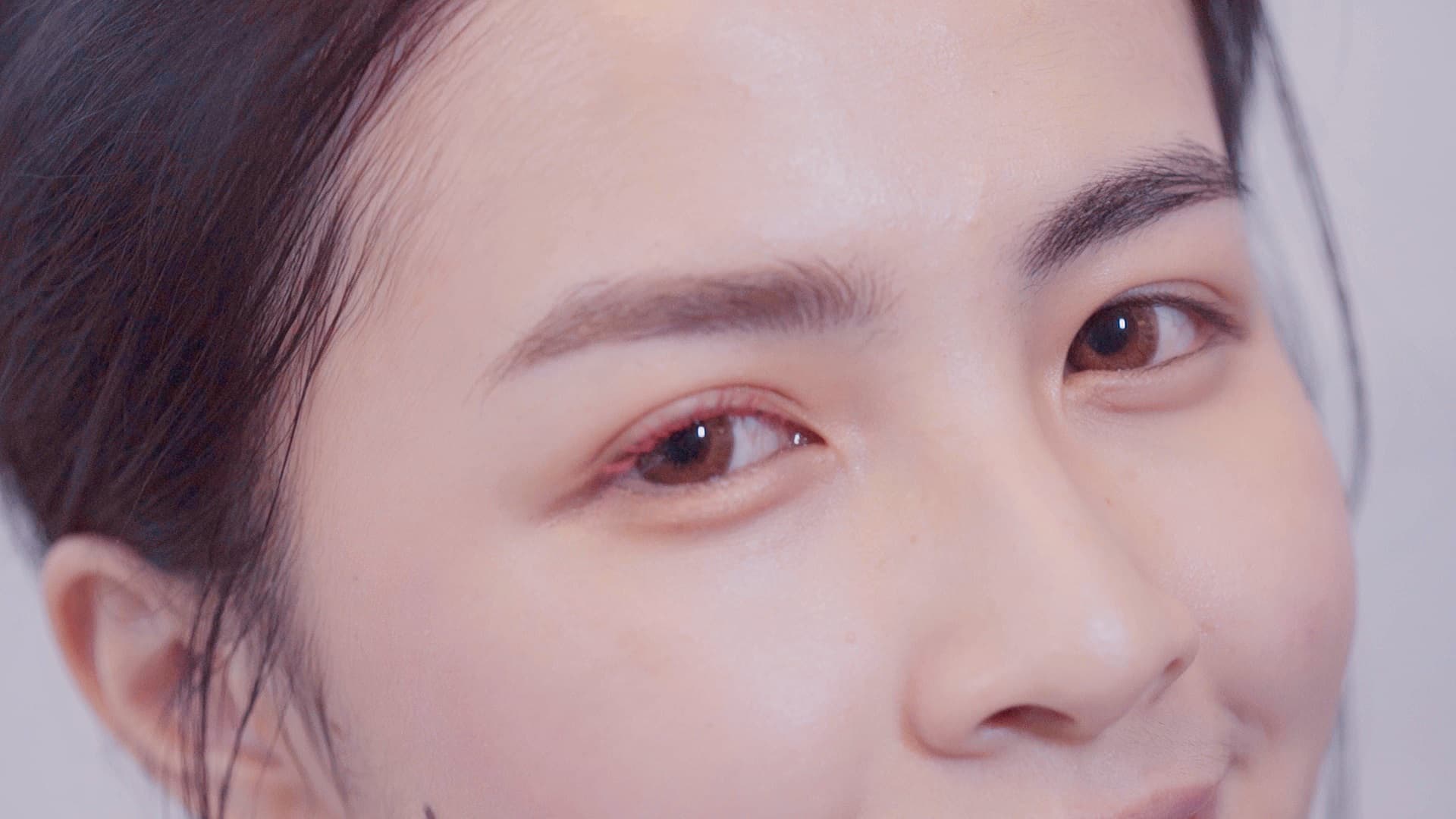 粉色彩色睫毛膏打造完美櫻花妝。