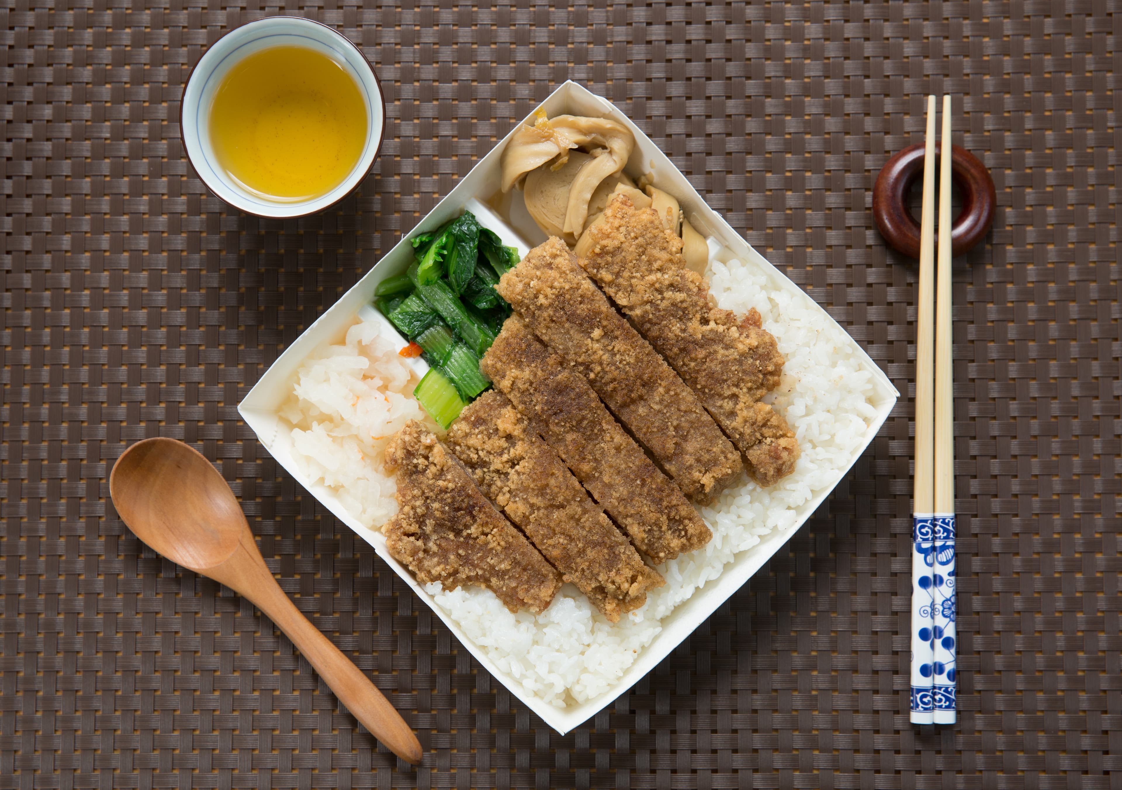 叫賣哥的午餐是一般的排骨便當，以前在夜市叫賣，他一天只吃一餐。