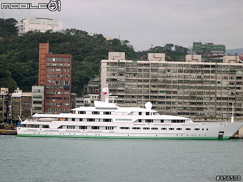 已故長榮集團總裁張榮發，生前擁有私人遊艇「長榮號」。（ 翻攝自 mobile01）