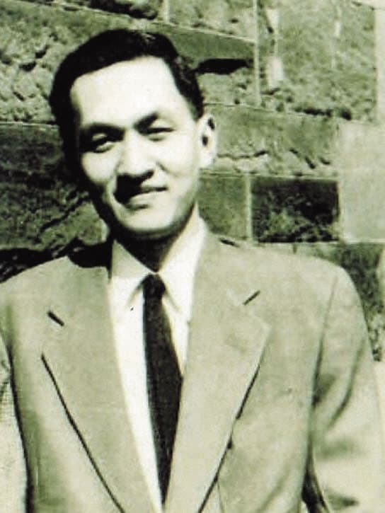 彭明敏於法國巴黎大學取得博士學位後，任教台大政治系。34歲升正教授。38歲擔任政治系主任。是戰後台灣大學歷史上最年輕的正教授與系主任。（翻攝自網路）