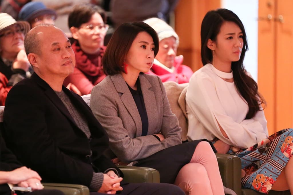 侯怡君與導演鄭文堂坐在台下，仍對自己變事主感到無奈。