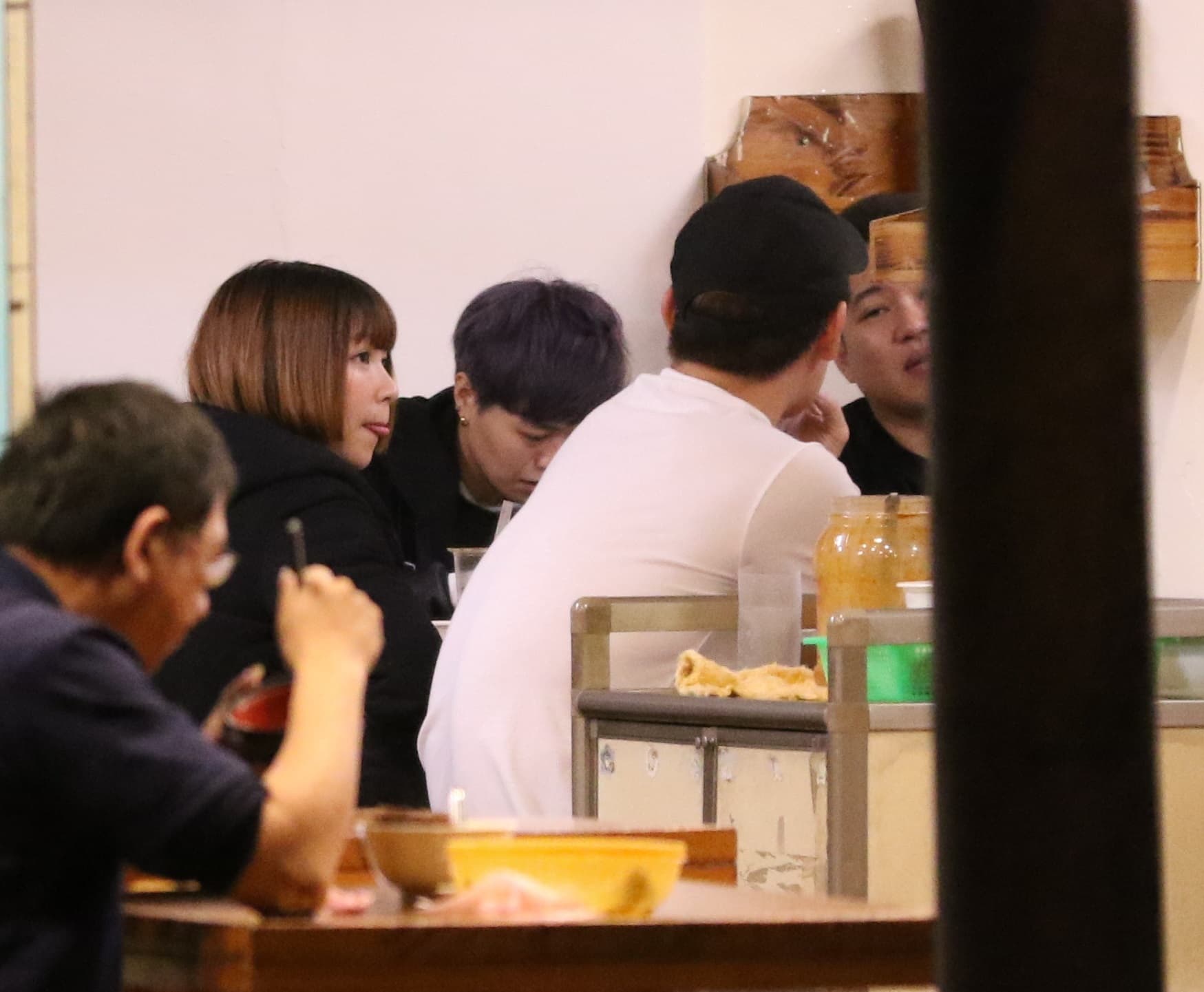 吃消夜過程中，曾智希不時深情款款看著陳志強，還吐出靈舌裝可愛。
