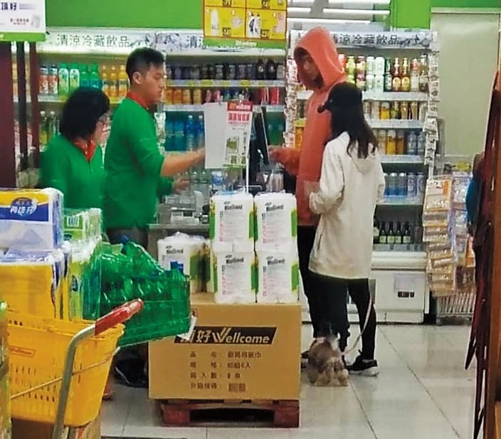遛完狗後，小倆口步行到附近超市買生活用品，隨後才回瑤瑤新購的信義區房子。