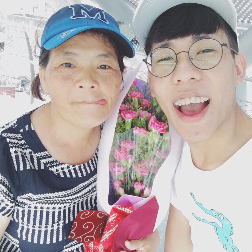 林進和媽媽在母親節的合照。（翻攝自林進臉書）