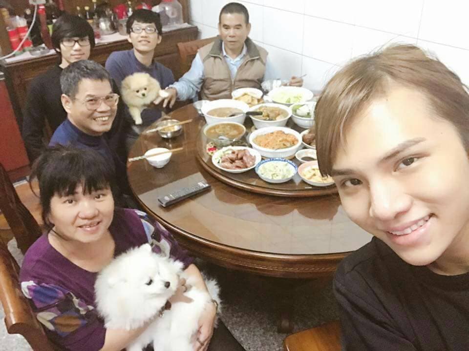 小A辣（右1）和爸爸（左2）、媽媽（左1）、兩個弟弟（右三、右四）和伯父（右2）合照。（小A辣媽媽提供）