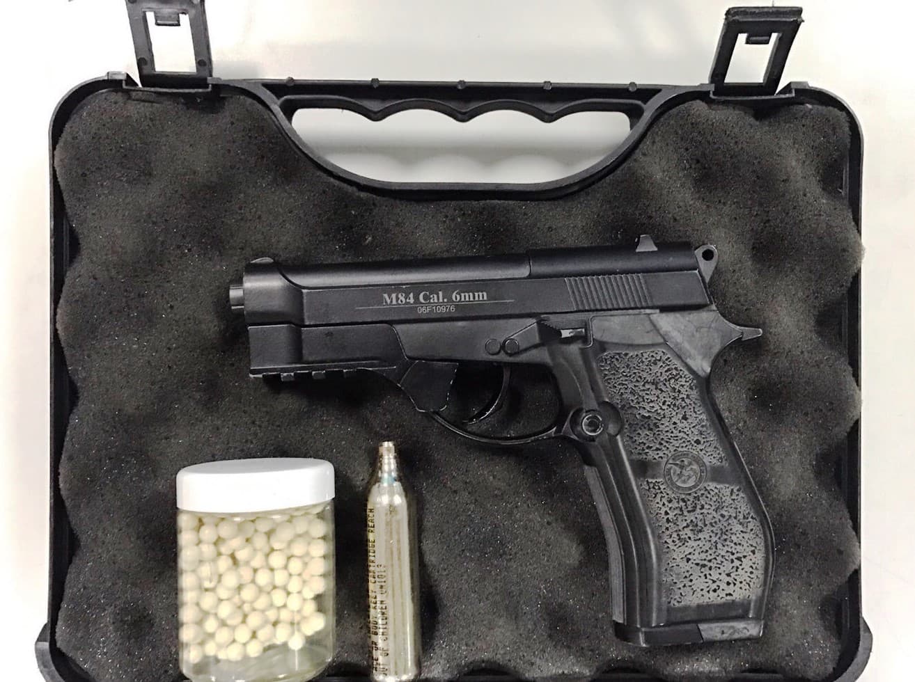 江嫌承認以BB槍射貓，還抱怨是貓咪太吵才會射擊。