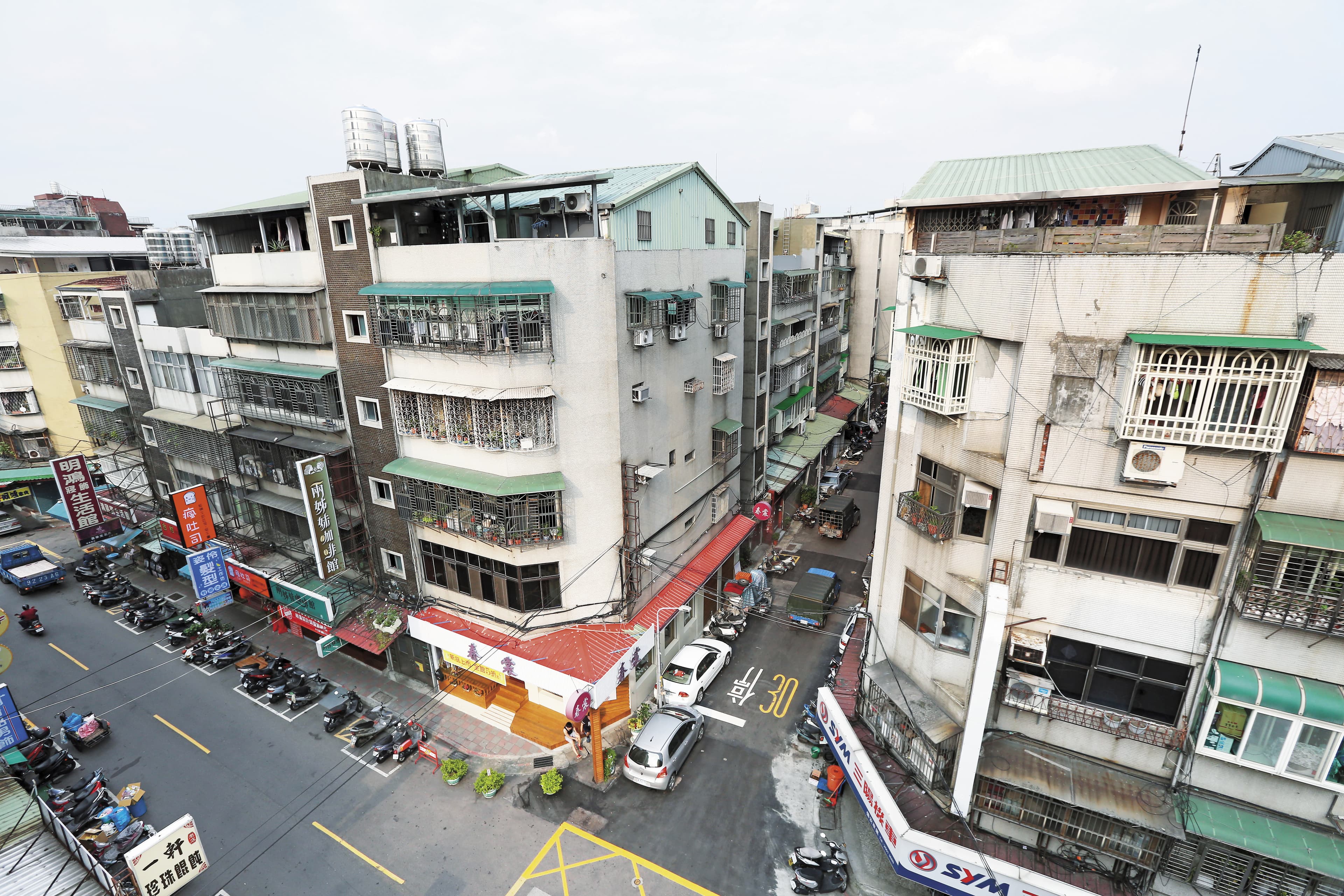 當年警方在五常街圍捕林春生、高天民時，2人在公寓間穿梭開槍，周遭店家怕被波及，匆匆拉上鐵門。
