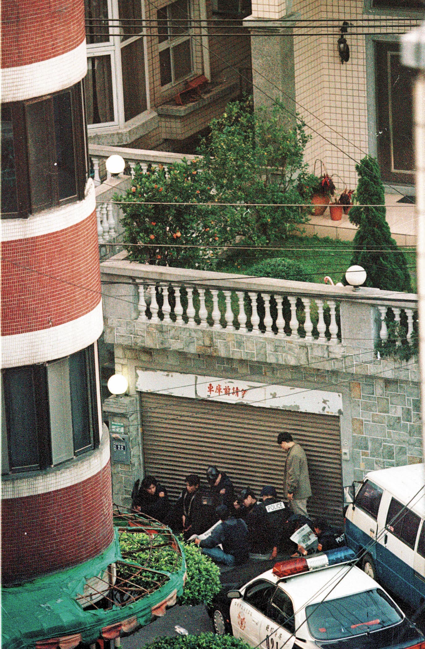 陳進興闖入南非武官卓懋祺官邸挾持一家6口，警方在門口嚴陣以待。（中央社）