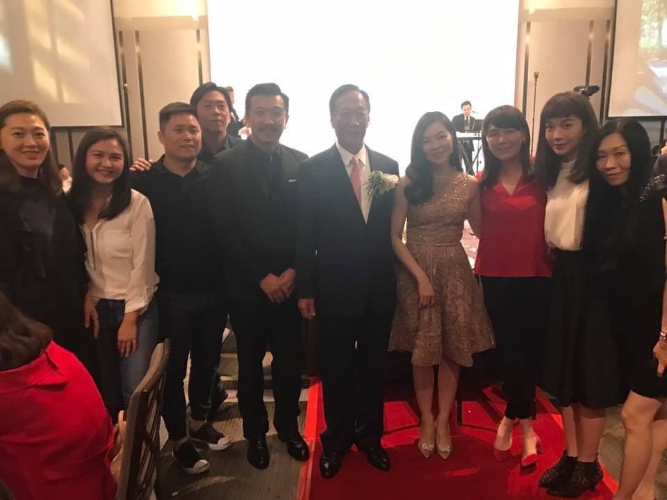 郭台銘夫妻在婚禮會場，被李家親友團與伊林名模們包圍搶著合照。