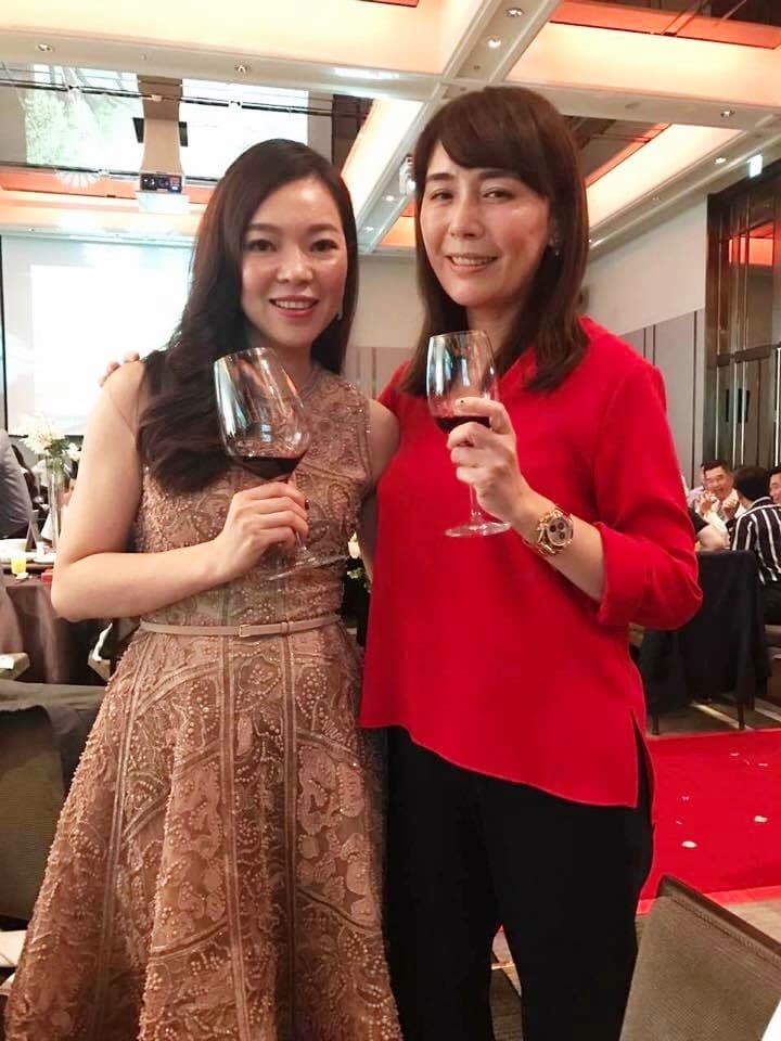 左為郭台銘第二任妻子曾馨瑩，右為伊林娛樂總經理陳婉若。