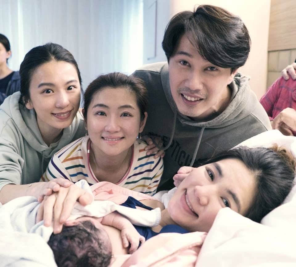 Ella自然產下兒子勁寶，Selina、Hebe、老公賴斯翔都在產房陪產。