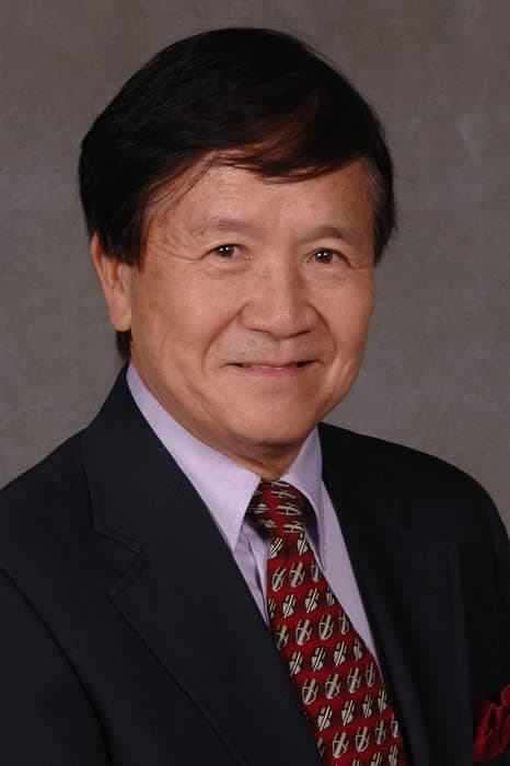 姜峰楠的爸爸姜復本，目前在美國石溪大學機械工程系擔任特聘教授。