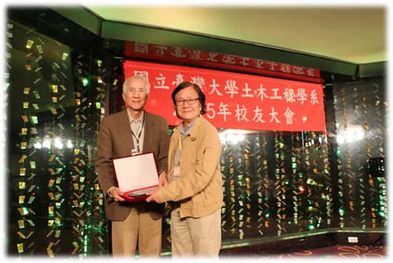 近年姜復本教授常回台灣演講。2015年還獲頒台大土木工程系傑出校友。（圖右）