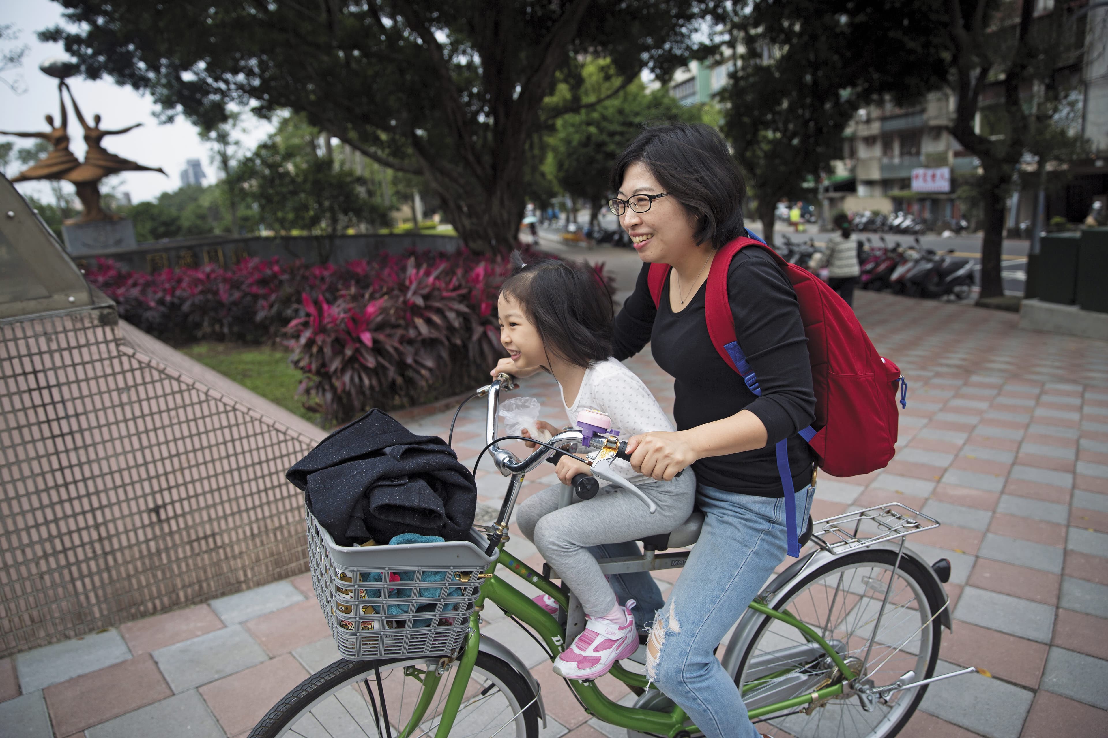 家住新北永和的黃惠偵與5歲的女兒江平，平日以腳踏車代步。
