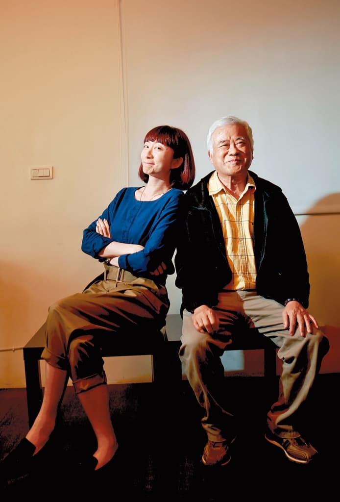 導演王婉柔（左）以胡定一（右）為主角，拍出紀錄片《擬音》，從Foley師的工作內容，看台灣電影的輝煌與沒落。