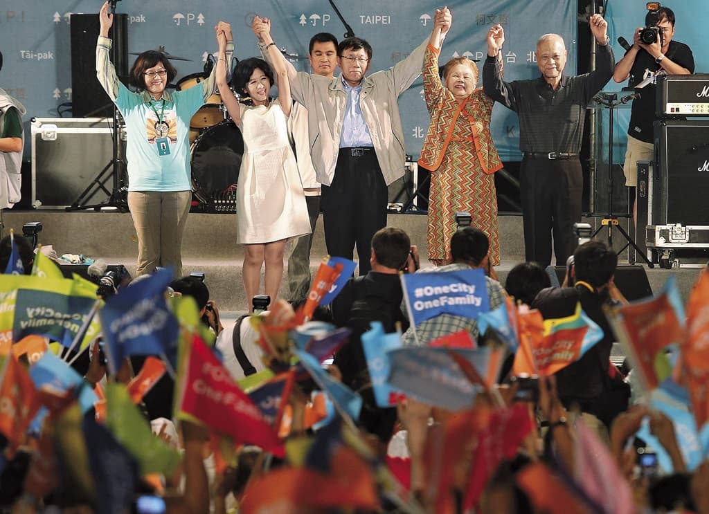 柯P參選2014年台北市長，獲廣大年輕選民支持，不少未具投票權的青少年也透過網路捐款相挺。（中央社）