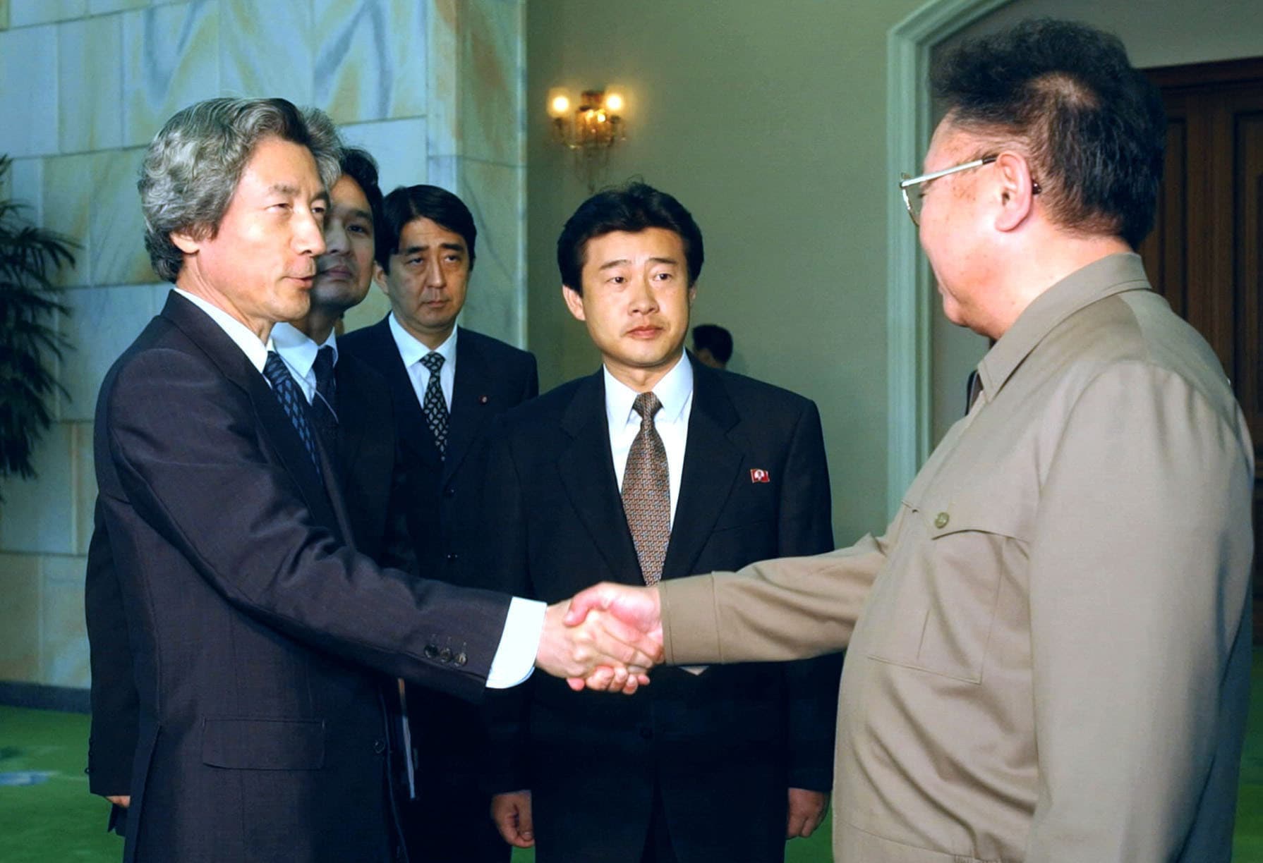 2002年日朝高峰會，日本首相小泉純一郎在平壤與北韓領導人金正日會面。（東方IC）