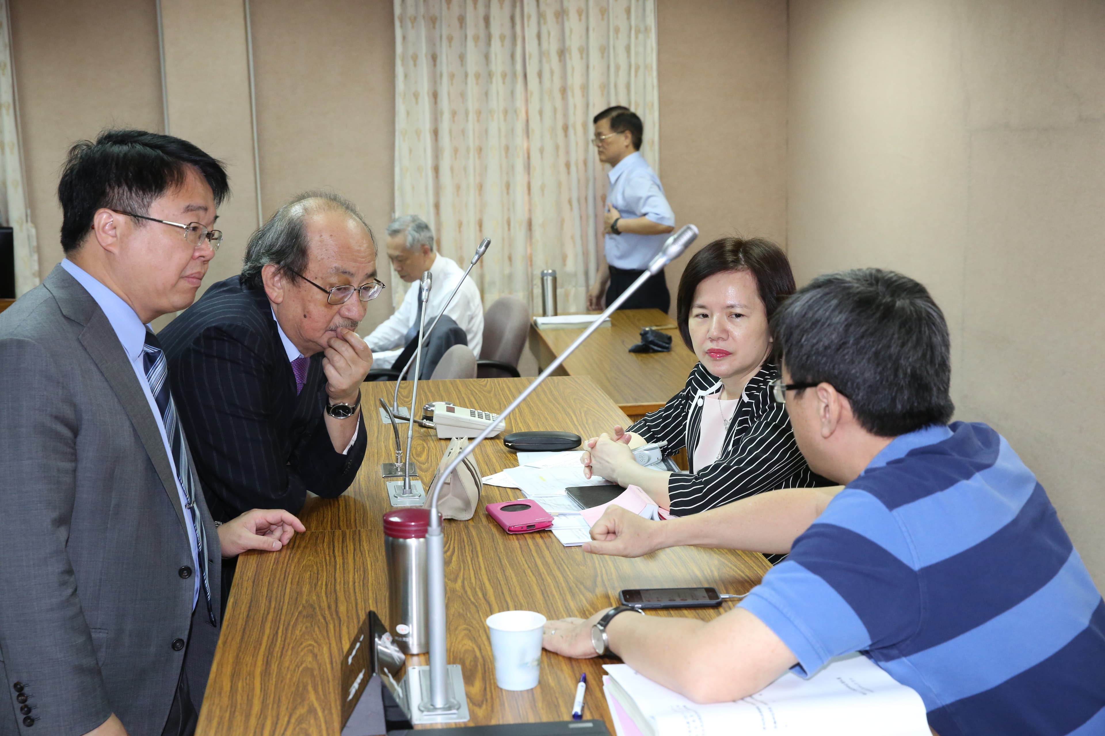 柯建銘認為，國民黨提出的兩項訴求，根本是國民黨內部矛盾外部化。