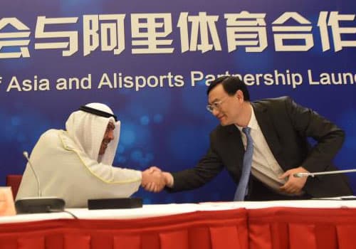 OCA主席Ahmad Al-Fahad Al-Sabah與阿里運動CEO張大鐘。（翻攝自OCA官網）