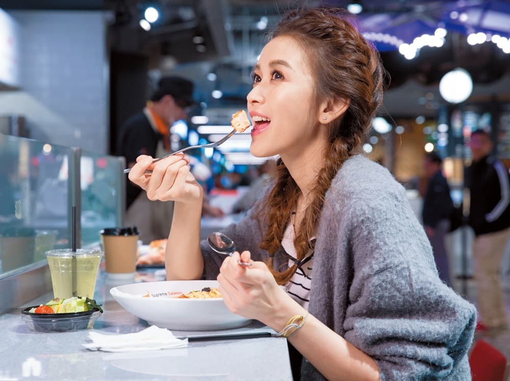 美威鮭魚是家鮭魚專賣店，鮭魚新鮮美味，才吃過一輪的馮媛甄，也忍不住一口接一口的吃。