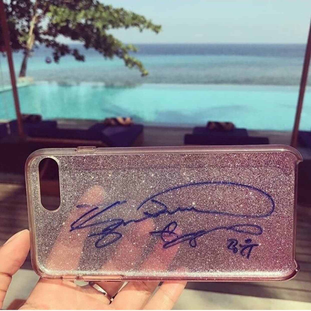 印尼粉絲貼心地在孔劉返韓後，才在Instgram上公開手機殼的簽名，以及偶遇孔劉親筆簽名的過程。