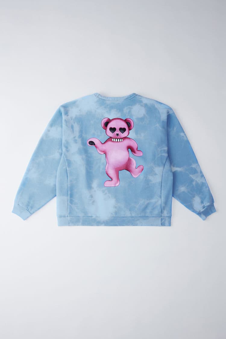 背面印著粉紅熊的「Fine Bear sky blue bleach」淡藍長袖T恤，來自瑞典設計師品牌Acne Studios，要價約合新台幣10,350元。（翻攝自Acne Studios官網）