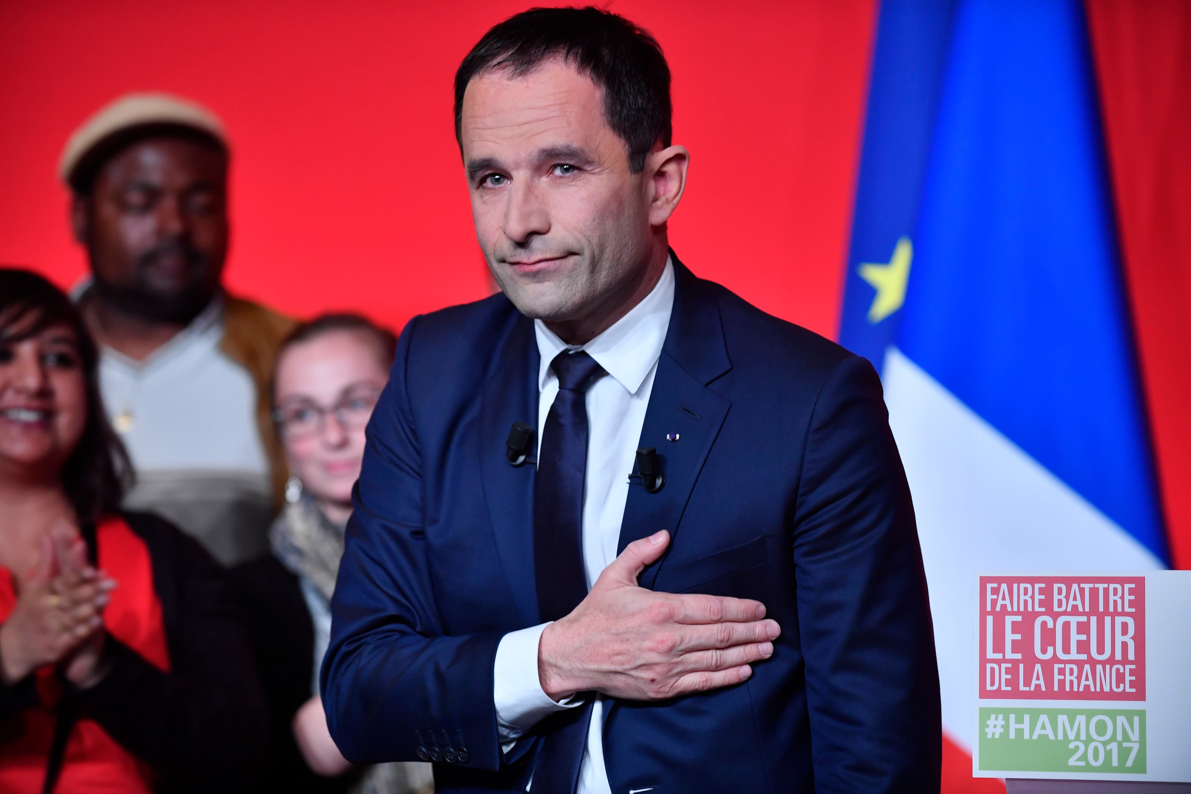2017年4月23日，法國社會黨候選人阿蒙（Benoit Hamon）在第一輪投票後的敗選演說，承認這是社會黨百年來「歷史性的重挫」。（東方IC）