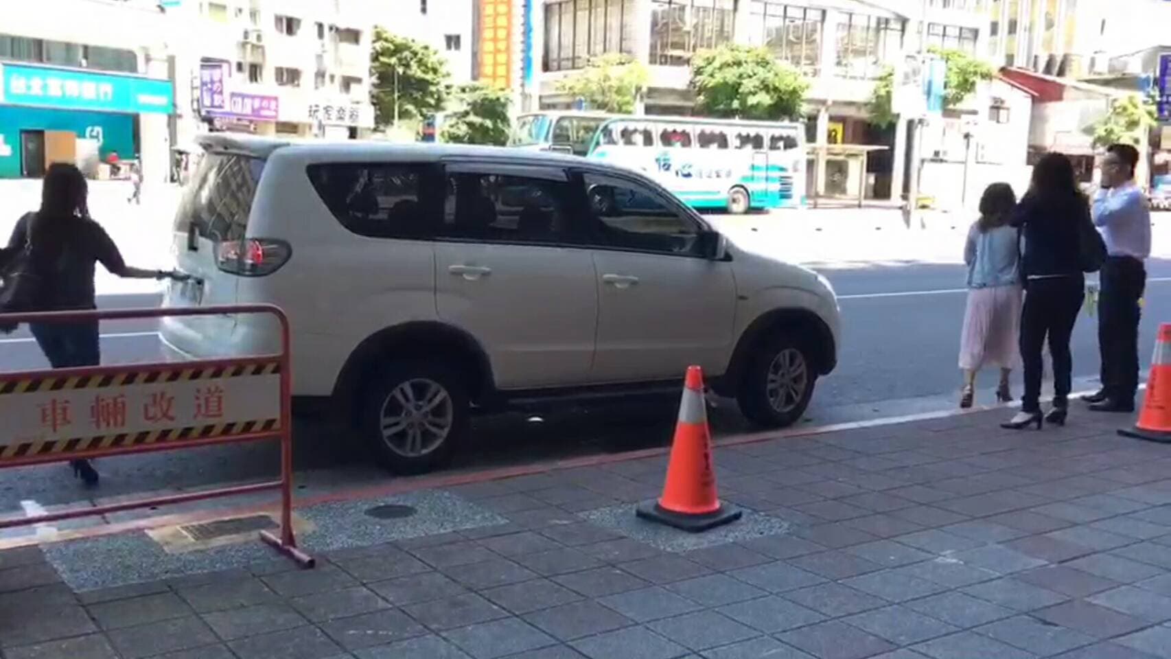 休旅車是童出錢購買，當作服務處的工作車，不過登記在李的名下。