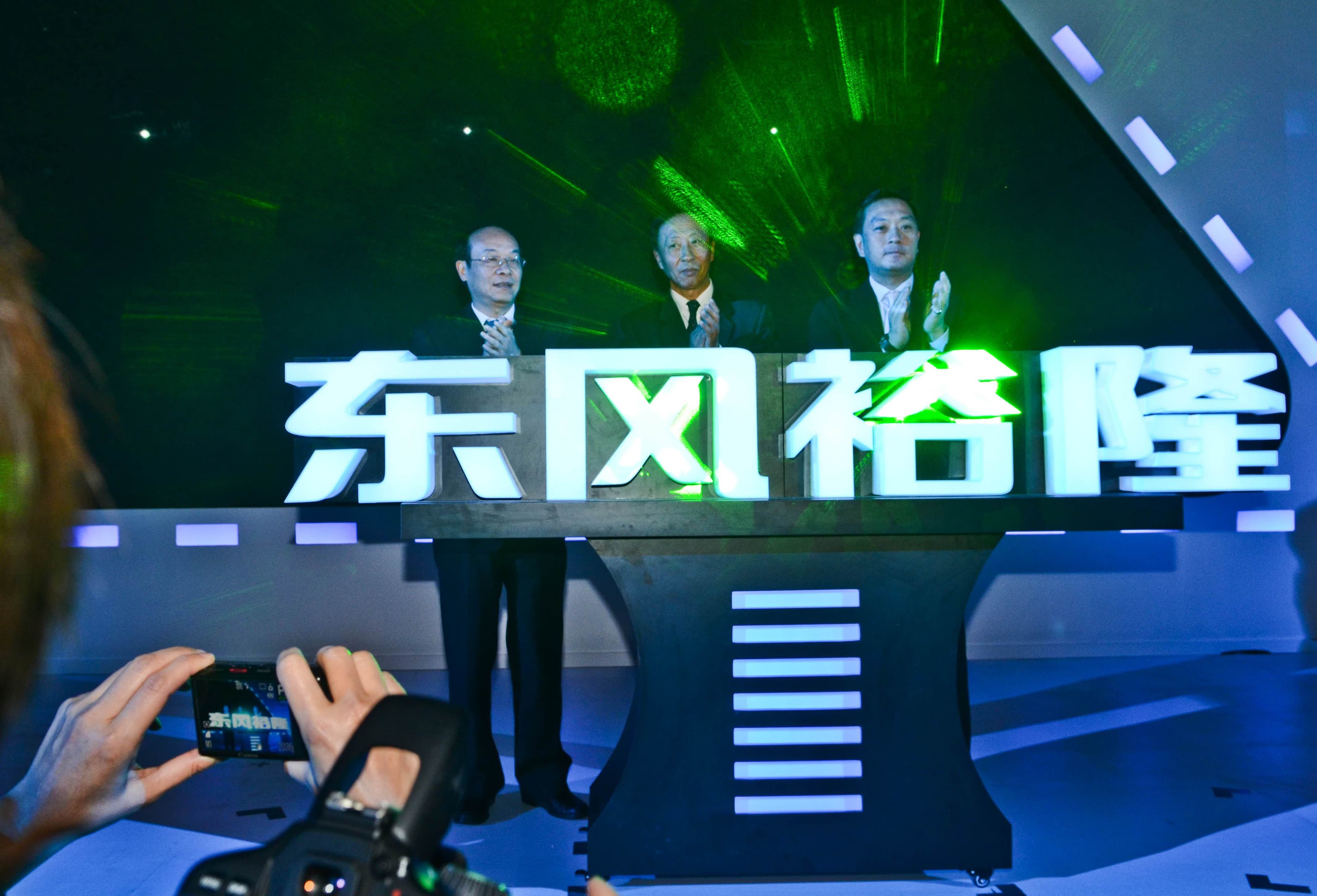 2010年嚴凱泰與中國東風集團合資成立裕隆東風，在中國生產銷售納智捷汽車。（東方IC）