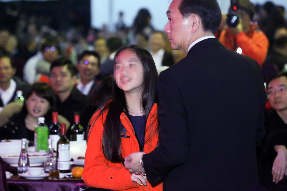 嚴凱泰感謝上天賜他一雙寶貝兒女，年初尾牙時還抱著兒子、帶著女兒一起出席。