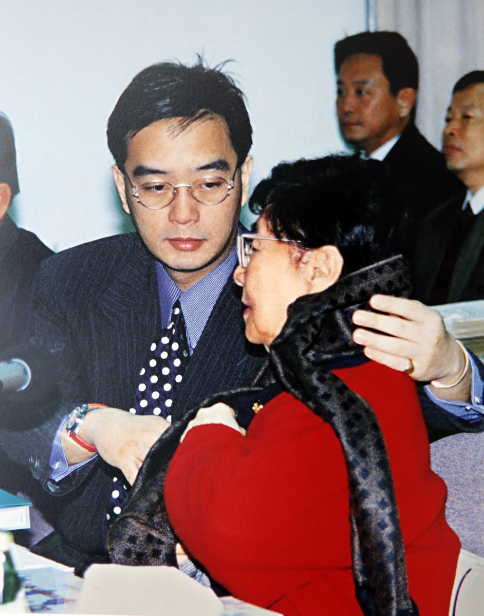 嚴凱泰背負著父親嚴慶齡以及母親吳舜文留給他建立民族品牌的遺願。圖為嚴凱泰與母親吳舜文。（翻攝吳舜文紀念專輯）