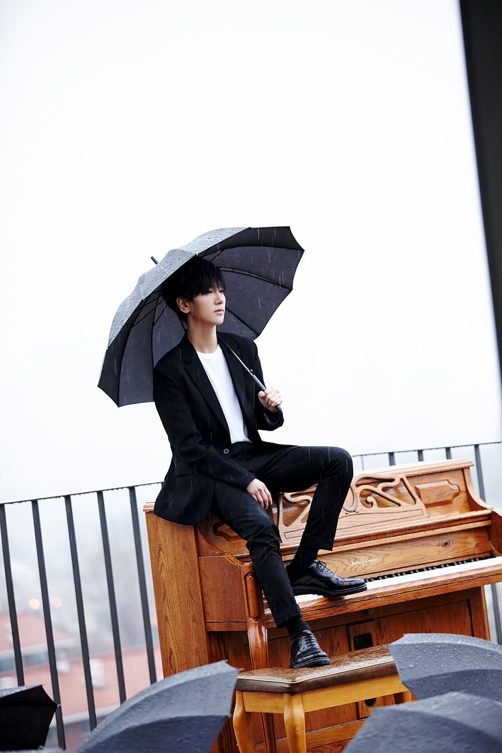 新歌〈春天的陣雨〉，藝聲以低吟又深情的嗓音唱出失戀的傷感，歌聲如雨般，悄悄又連綿地滲入心中。（愛貝克斯提供）