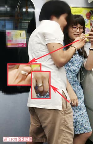 去年《週刊女性》曾拍到真子公主跟小室圭在電車上親暱約會，並且手戴對戒。（翻攝網路）