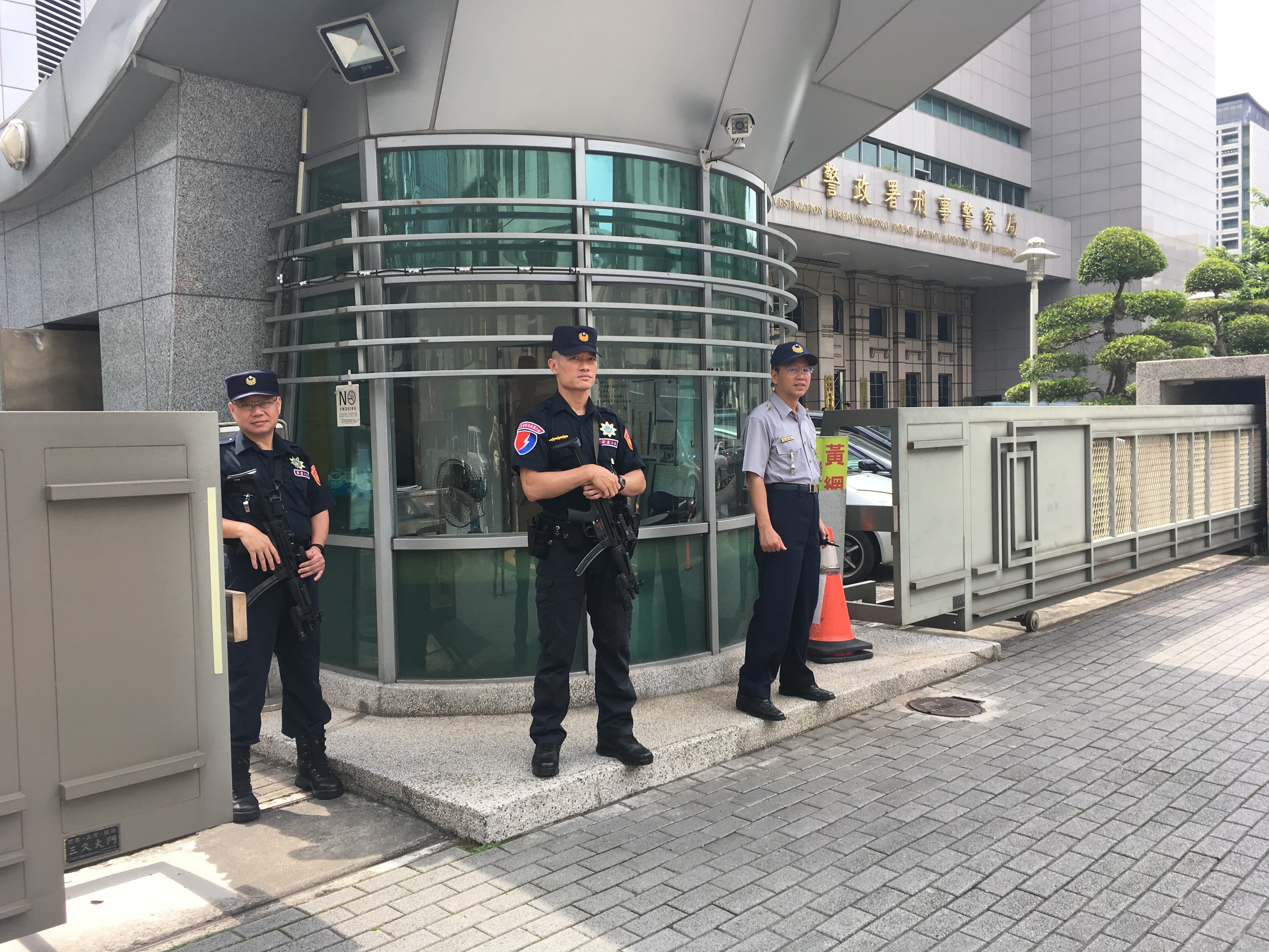 霹靂小組手持MP5衝鋒槍，鎮守刑事局大門。