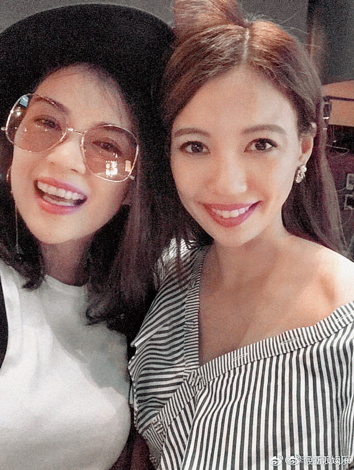 戴著墨鏡的章子怡（左）與李靜蕾（右）同框，笑容滿面。（翻攝自新浪娛樂）