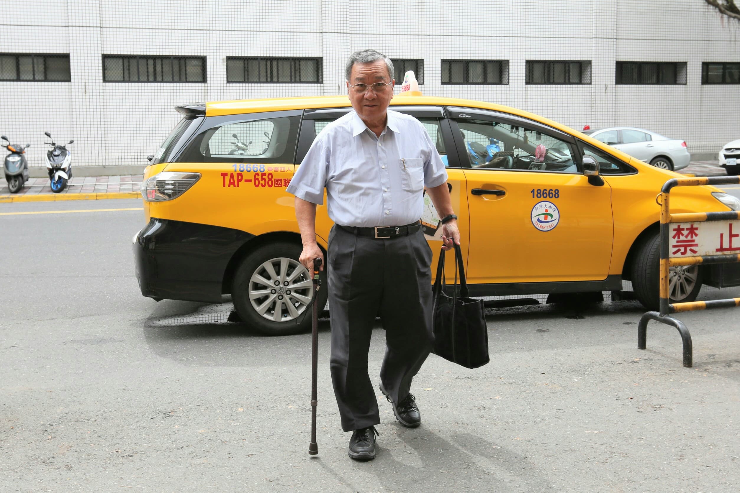 台開內線案共犯前台開董事長蘇德建出庭，強調沒有犯罪，從大門進出法院。