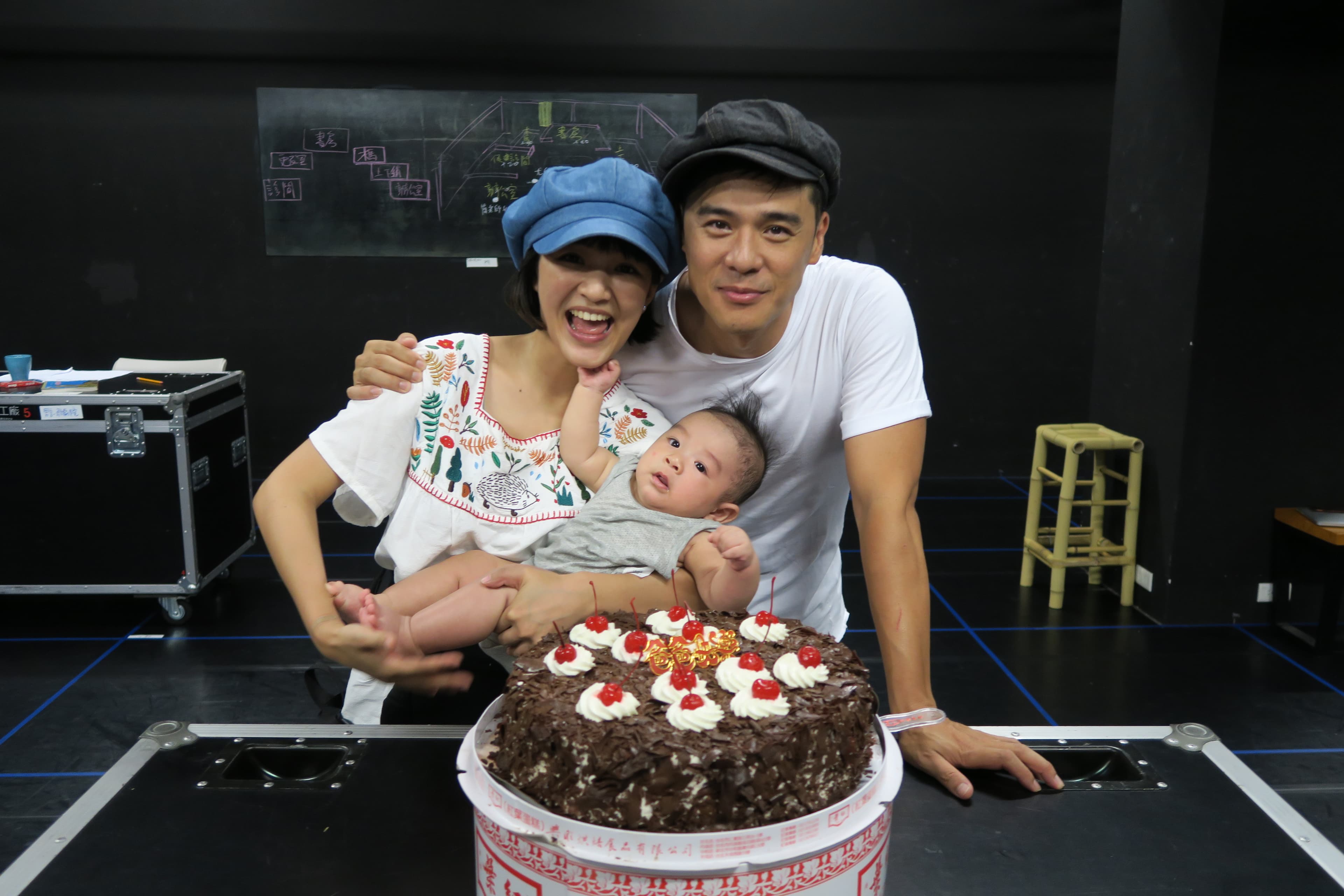 竇智孔老婆幃幃抱著兒子竇大福驚喜探班，竇智孔開心抱著兩人合照。