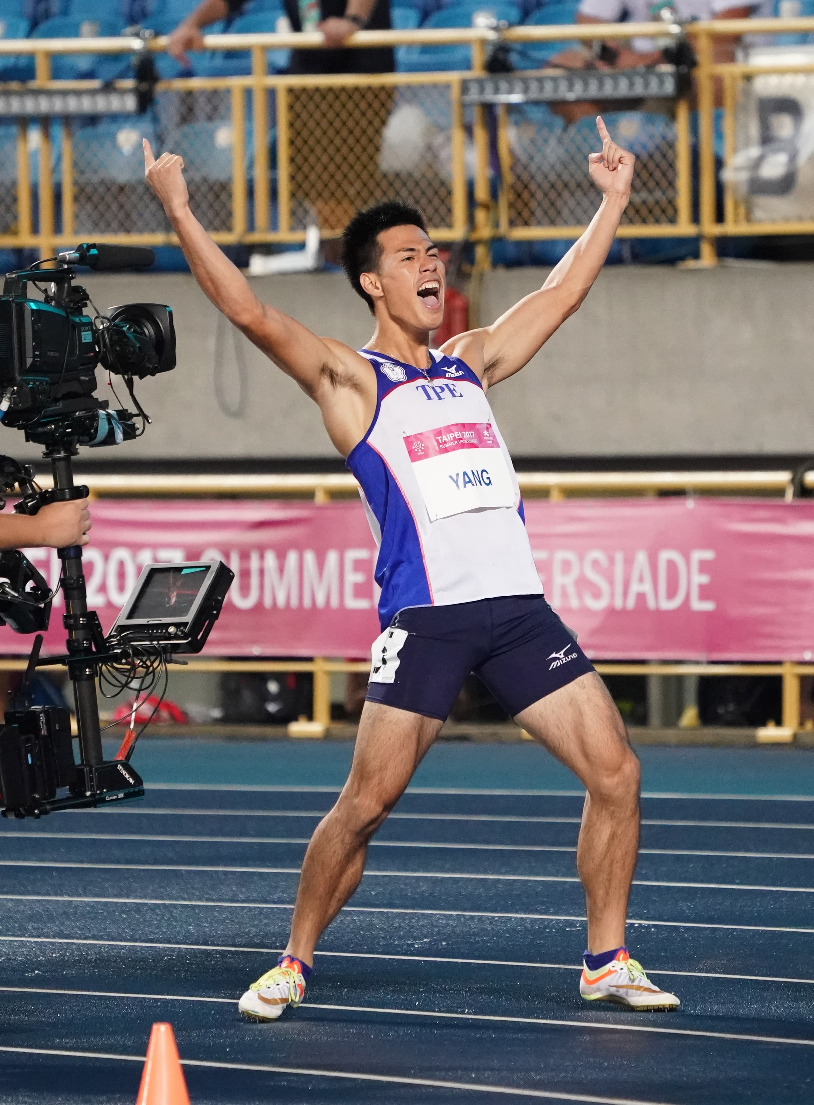楊俊瀚拿到中華隊台灣田徑史上首金，衝過終點線後忍不住高舉雙手歡呼。