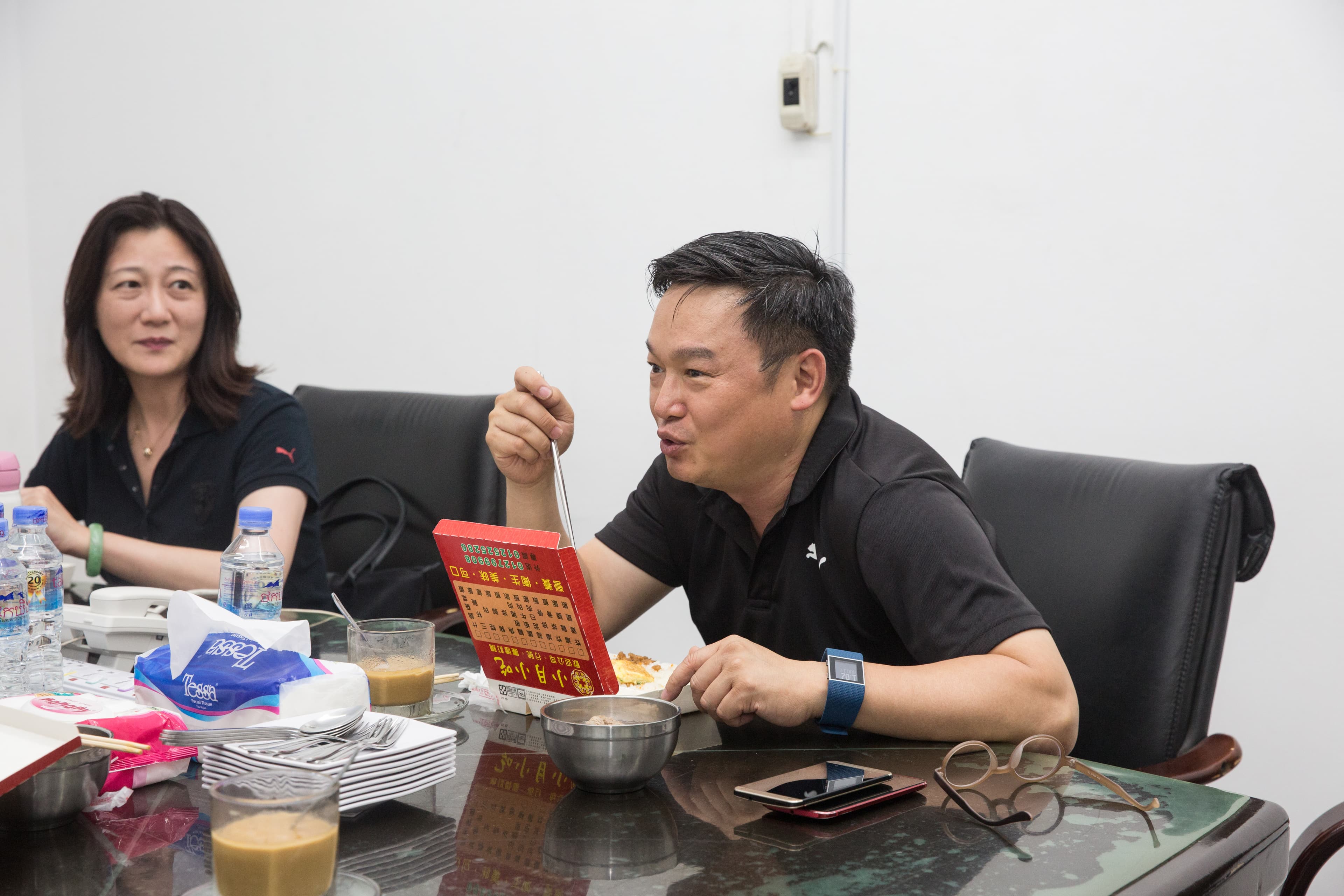 陳仕修為把握時間，發揮最長工時，海外出差巡廠時，常常1個便當就能打發一餐。