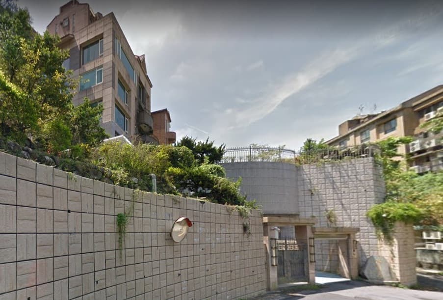 10年前周遊花了2億元自地自建，蓋了前後棟永真居，後棟的「周遊列國」已賣出，當時就是由張姓獅奶奶仲介。