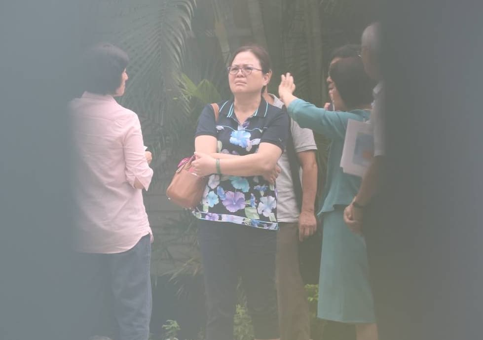 吳玫如（著粉色上衣者）與陳美伶（著套裝者）一起站在官邸房舍外的中庭討論相關事宜。